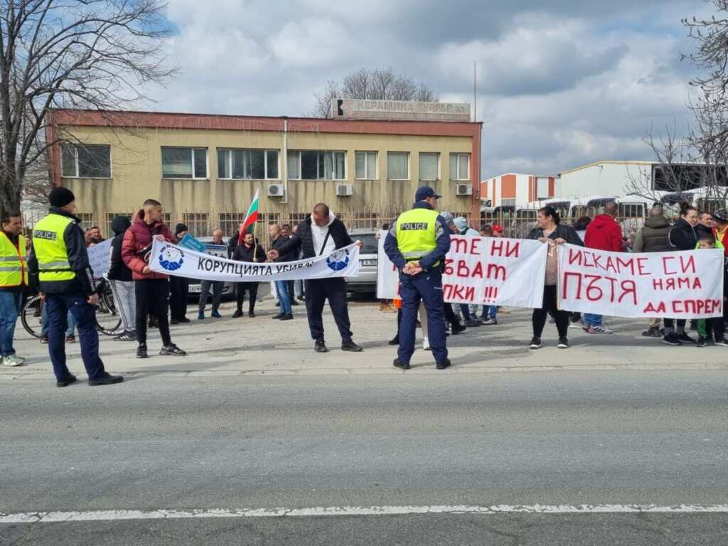 Vtori protest patya burgas kableshkovo zhiteli 1 2026 новините от българия жители на каблешково и околните населени места излязоха на втори протест в рамките на месец с искане за... Втори протест за пътя бургас – каблешково: жители настояват за спешен ремонт на опасната отсечка 2026 българия новините balgarianovinite. Com 2026-03-15 11:40:47 втори протест за пътя бургас – каблешково: жители настояват за спешен ремонт на опасната отсечка 2026 информационна агенция за разследваща журналистика и разследващ репортаж бургас, българия