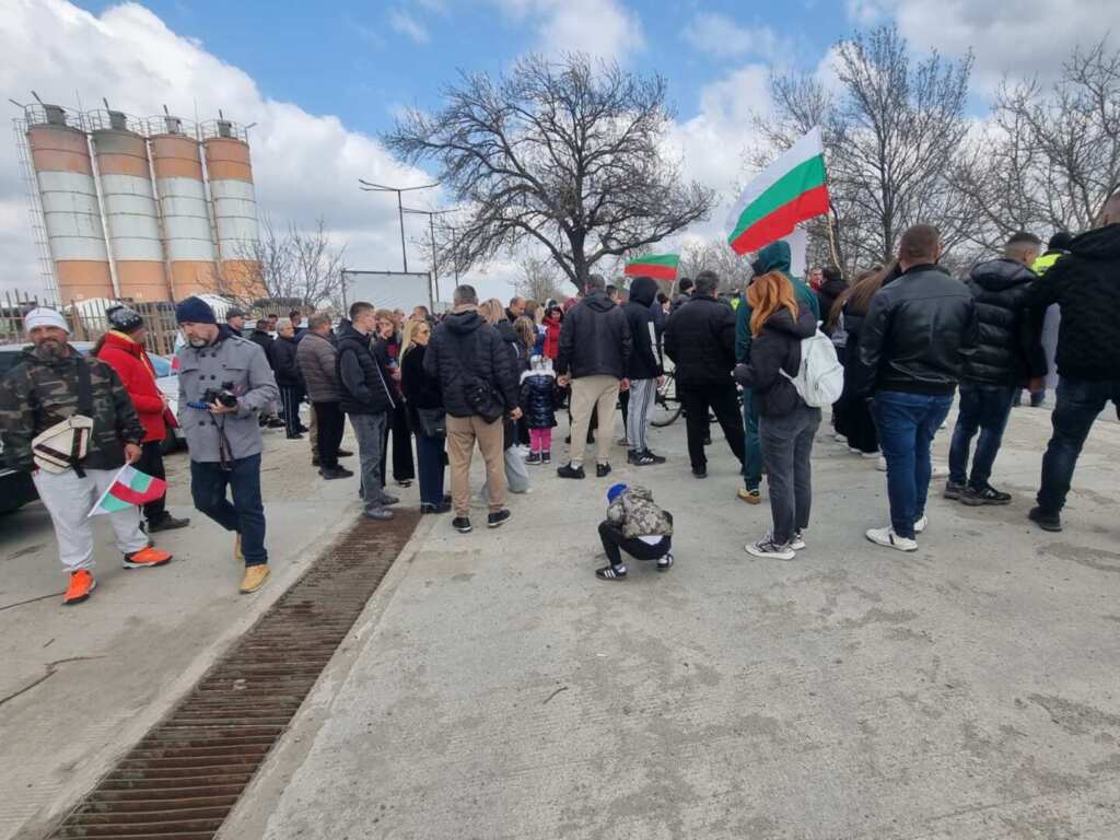 Vtori protest patya burgas kableshkovo zhiteli 2 2026 новините от българия жители на каблешково и околните населени места излязоха на втори протест в рамките на месец с искане за... Втори протест за пътя бургас – каблешково: жители настояват за спешен ремонт на опасната отсечка 2026 българия новините balgarianovinite. Com 2026-03-15 11:40:47 втори протест за пътя бургас – каблешково: жители настояват за спешен ремонт на опасната отсечка 2026 информационна агенция за разследваща журналистика и разследващ репортаж бургас, българия