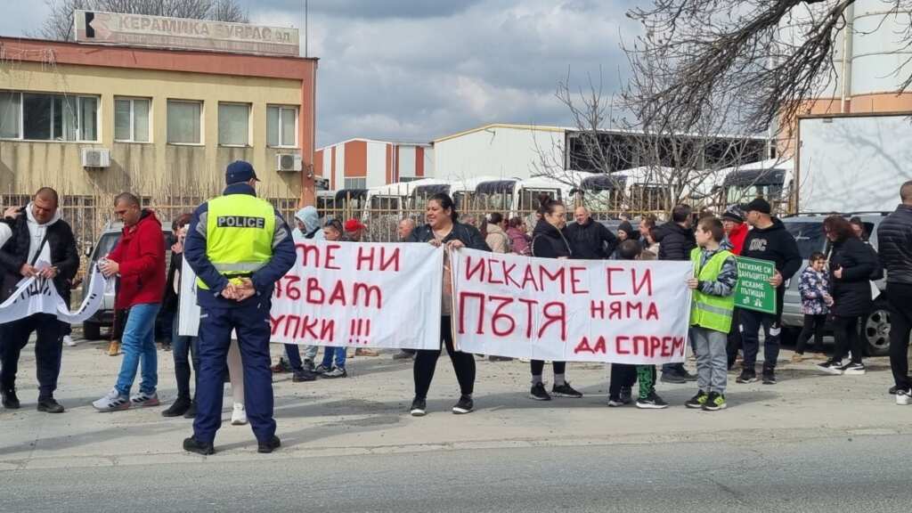 Vtori protest patya burgas kableshkovo zhiteli 4 2026 новините от българия жители на каблешково и околните населени места излязоха на втори протест в рамките на месец с искане за... Втори протест за пътя бургас – каблешково: жители настояват за спешен ремонт на опасната отсечка 2026 българия новините balgarianovinite. Com 2026-03-15 11:40:47 втори протест за пътя бургас – каблешково: жители настояват за спешен ремонт на опасната отсечка 2026 информационна агенция за разследваща журналистика и разследващ репортаж бургас, българия