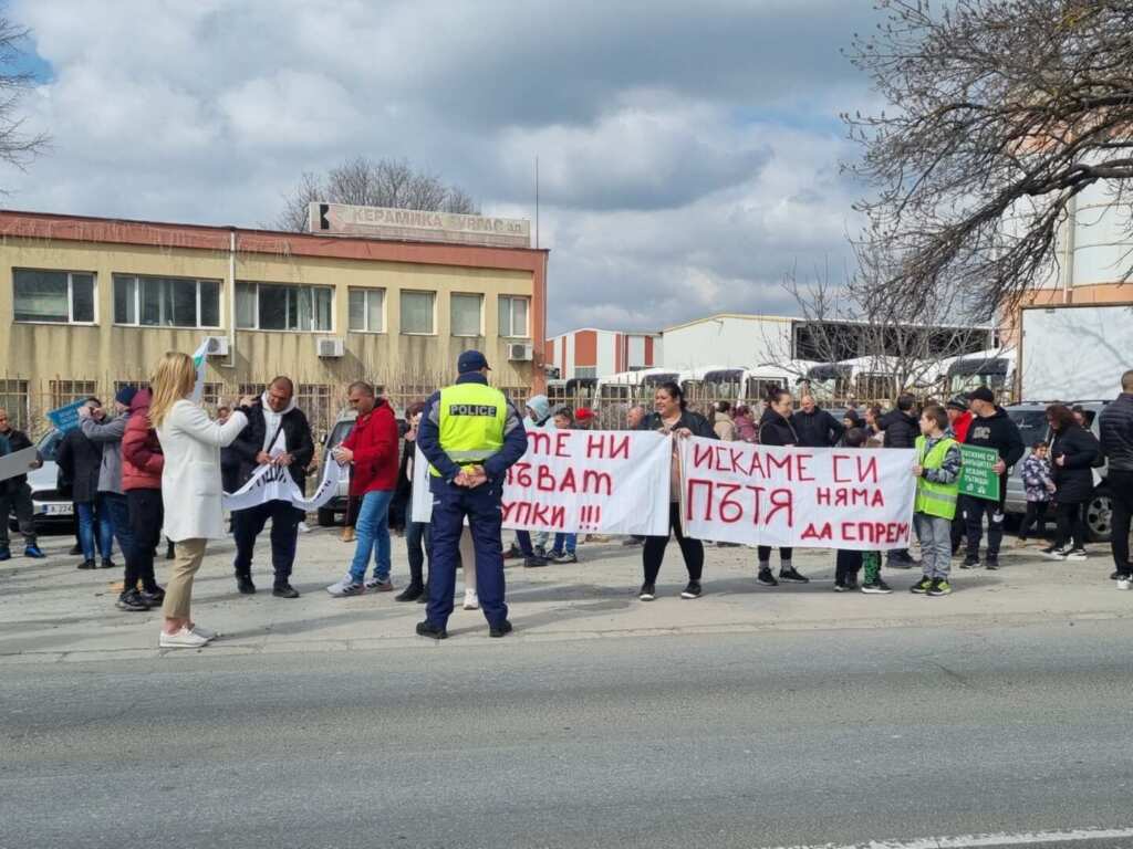 Vtori protest patya burgas kableshkovo zhiteli 5 2026 новините от българия жители на каблешково и околните населени места излязоха на втори протест в рамките на месец с искане за... Втори протест за пътя бургас – каблешково: жители настояват за спешен ремонт на опасната отсечка 2026 българия новините balgarianovinite. Com 2026-03-15 11:40:47 втори протест за пътя бургас – каблешково: жители настояват за спешен ремонт на опасната отсечка 2026 информационна агенция за разследваща журналистика и разследващ репортаж бургас, българия