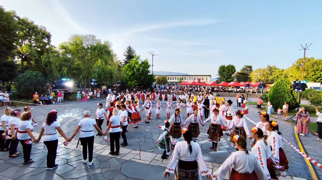 Banya otpraznuva godini kato grad folklor muzi 2 2026 новините от българия с много усмивки, музика, български фолклор и празнично настроение баня отбеляза 24 години от обявяването си за... Баня отпразнува 24 години като град: фолклор, музика и празнично настроение завладяха града! 2026 българия новините balgarianovinite. Com 2026-08-31 08:19:03 баня отпразнува 24 години като град: фолклор, музика и празнично настроение завладяха града! 2026 информационна агенция за разследваща журналистика и разследващ репортаж бургас, българия