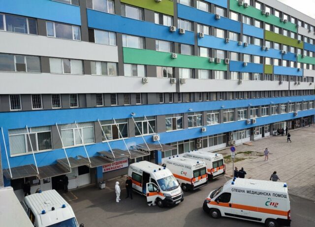 Бургазлия се бори за живота си след катастрофа на червен светофар в Ахелой 2026
