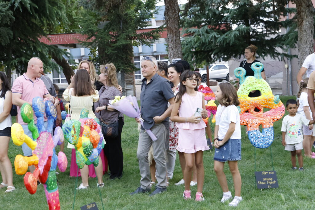 Interaktivnata art instalatsiya detsata shkola 34 2026 новините от българия тези „светове без имена“, които виждате тук, не бяха планирани като голям проект. Той просто се роди. Всичко... Интерактивната арт инсталация на децата от школа „мария валериева“ бе открита в центъра на любимец/снимки и видео/ 2026 българия новините balgarianovinite. Com 2026-08-24 18:37:34 интерактивната арт инсталация на децата от школа „мария валериева“ бе открита в центъра на любимец/снимки и видео/ 2026 информационна агенция за разследваща журналистика и разследващ репортаж бургас, българия