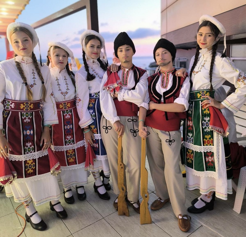 Shumenski samodeytsi golyamata nagrada mezhdun 4 2026 новините от българия самодейците от клуба за обреди, обичаи и хора „слънце“ при нч „пробуда-1958“ – шумен спечелиха голямата награда на... Шуменски самодейци с голямата награда на международен фестивал в истанбул 2026 българия новините balgarianovinite. Com 2026-08-21 12:01:50 шуменски самодейци с голямата награда на международен фестивал в истанбул 2026 информационна агенция за разследваща журналистика и разследващ репортаж бургас, българия