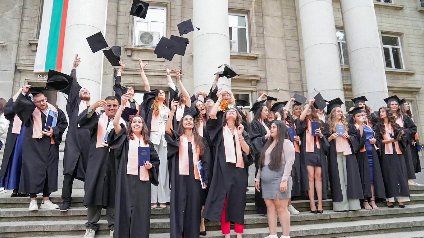 Абсолвенти от випуск absolventi vipusk 2026 rusenskiya universitet 1 2026 новините от българия 34 абсолвенти от випуск 2026 на факултет „обществено здраве и здравни грижи“ на русенския университет, избрали още... 34 абсолвенти от випуск 2026 на русенския университет продължават кариерата си в медика 2026 българия новините balgarianovinite. Com 2026-09-25 15:31:44 абсолвенти от випуск 34 абсолвенти от випуск 2026 на русенския университет продължават кариерата си в медика 2026 информационна агенция за разследваща журналистика и разследващ репортаж бургас, българия