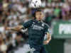 Фенове на Реал Мадрид скочиха на Килиан Мбапе 2026 Фенове на Реал Мадрид скочиха на Килиан Мбапе 2026