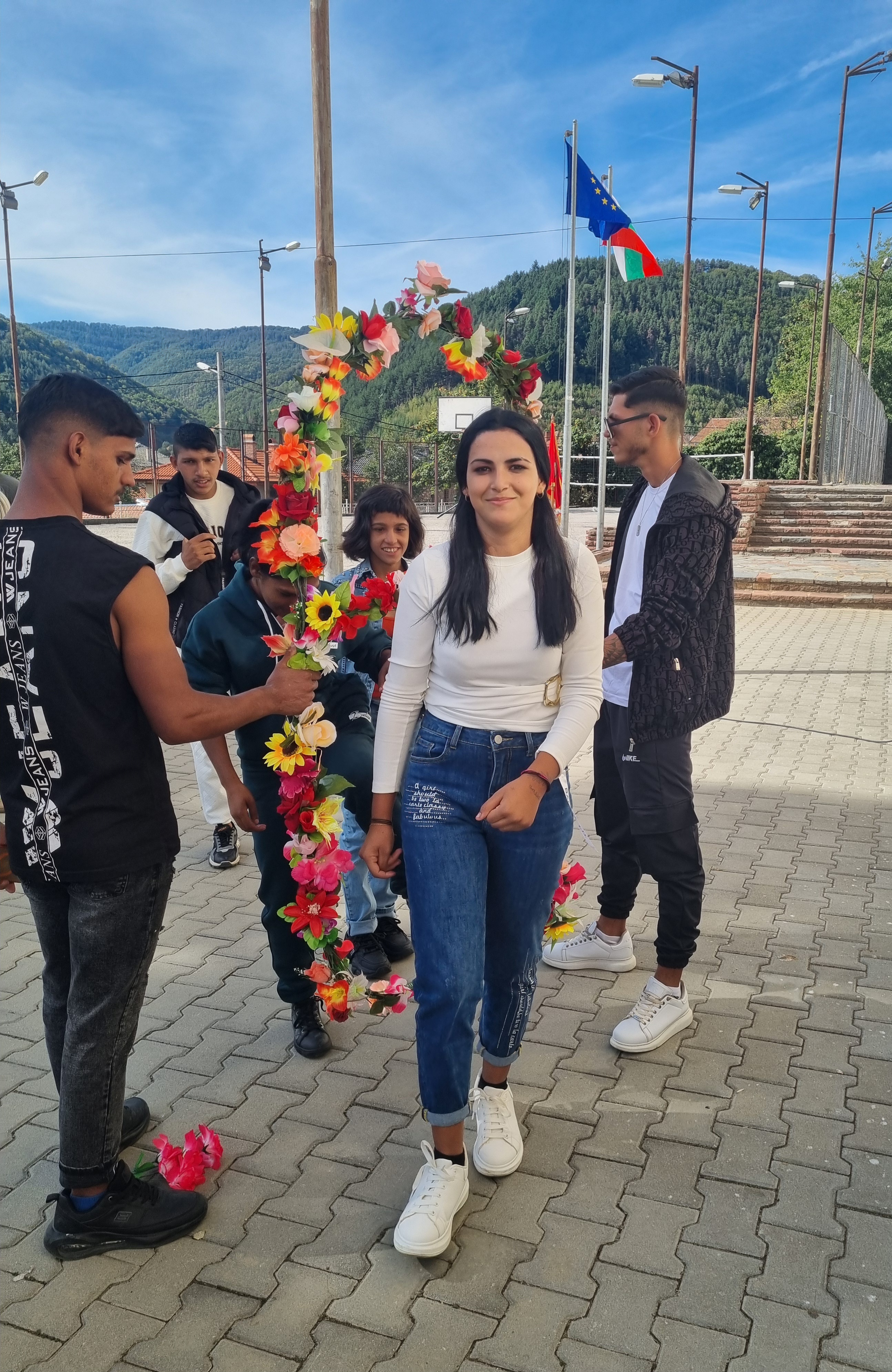 Новата учебна година horo vodosvet minavane prez shestitsata todor 6 2026 новините от българия с празнично настроение, българско хоро и пожелания за успех пг по икономика „тодор влайков“ в клисура тържествено... С хоро, водосвет и минаване през „шестицата“ пг „тодор влайков“ в клисура даде старт на новата учебна година 2026 българия новините balgarianovinite. Com 2026-09-15 11:31:46 новата учебна година с хоро, водосвет и минаване през „шестицата“ пг „тодор влайков“ в клисура даде старт на новата учебна година 2026 информационна агенция за разследваща журналистика и разследващ репортаж бургас, българия