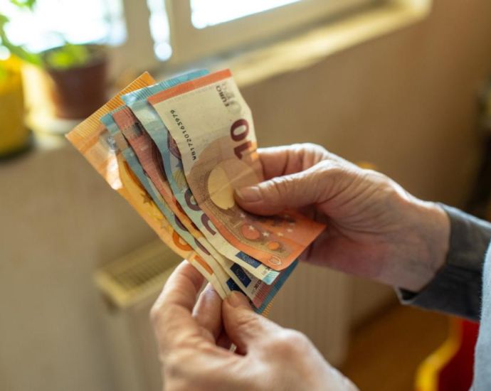 Изплащането на „инфлационния чек“ от 50 евро започва от 1 октомври 2026