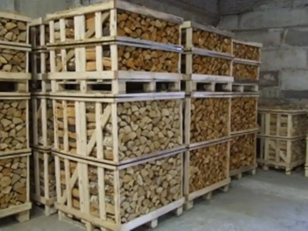 Oak firewood logs 25 cm kiln dried pallet box kiln dried oak firewood on pallet boxes 1 cubic meter neatly stacked hardwood logs ready for wholesale supply low moisture 10 to 15 percent ideal for fireplaces and stoves oak logs cm