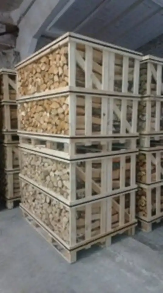 Fsc certified hardwood firewood oak logs kiln dried stacked pallet boxes sustainable firewood production europe fsc firewood