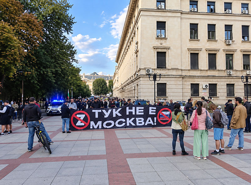 Кретенията дъно няма: Глистите от „Тук не е Москва“ срещу българско хоро! 2026