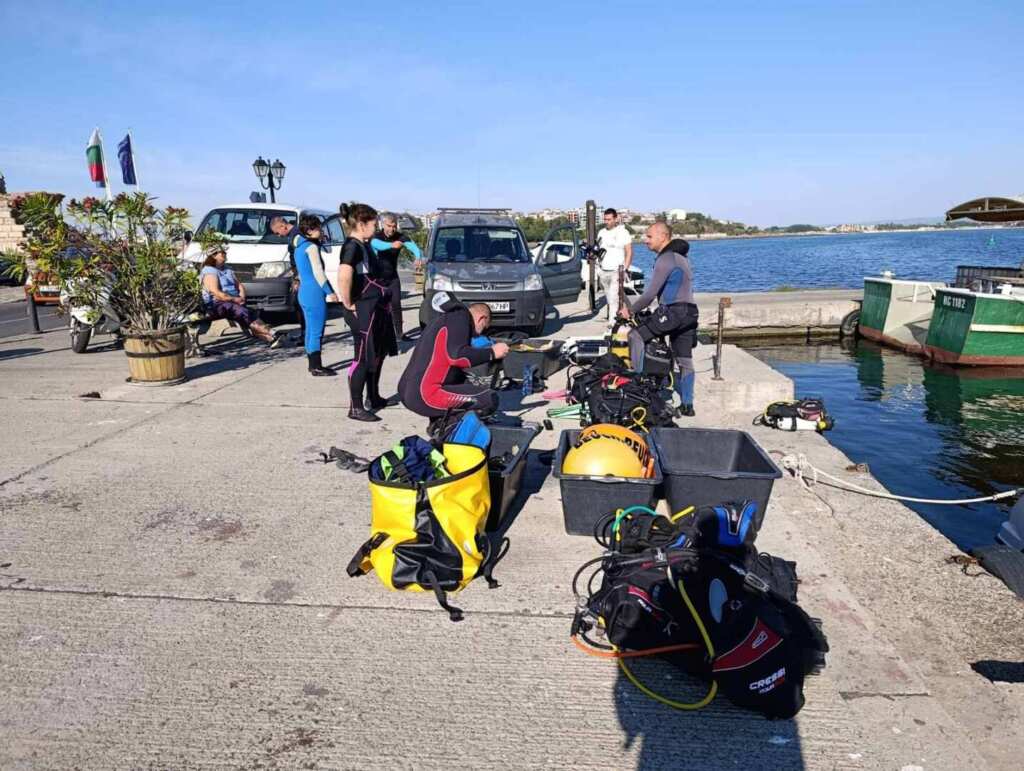 По-малко отпадъци в сравнение с предходните години откриха водолазите при тазгодишното почистване на морското дъно край Стария Несебър 2026