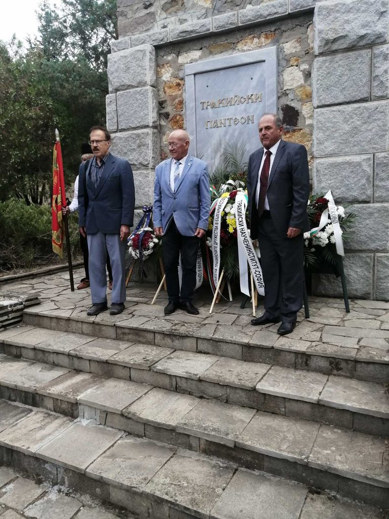 Национално тракийско поклонение „ден на тракийската памет“ се проведе край маджарово 2026 | маджарово 2026 новините от българия - bulgarianovinite. Com Маджарово natsionalno trakiysko poklonenie den trakiyska 50 2026 новините от българия тази година се навършват 113 години от разорението на тракийските българи. По традиция пред пантеона на... Национално тракийско поклонение „ден на тракийската памет“ се проведе край маджарово 2026 българия новините balgarianovinite. Com 2026-09-26 12:31:25 маджарово национално тракийско поклонение „ден на тракийската памет“ се проведе край маджарово 2026 информационна агенция за разследваща журналистика и разследващ репортаж бургас, българия