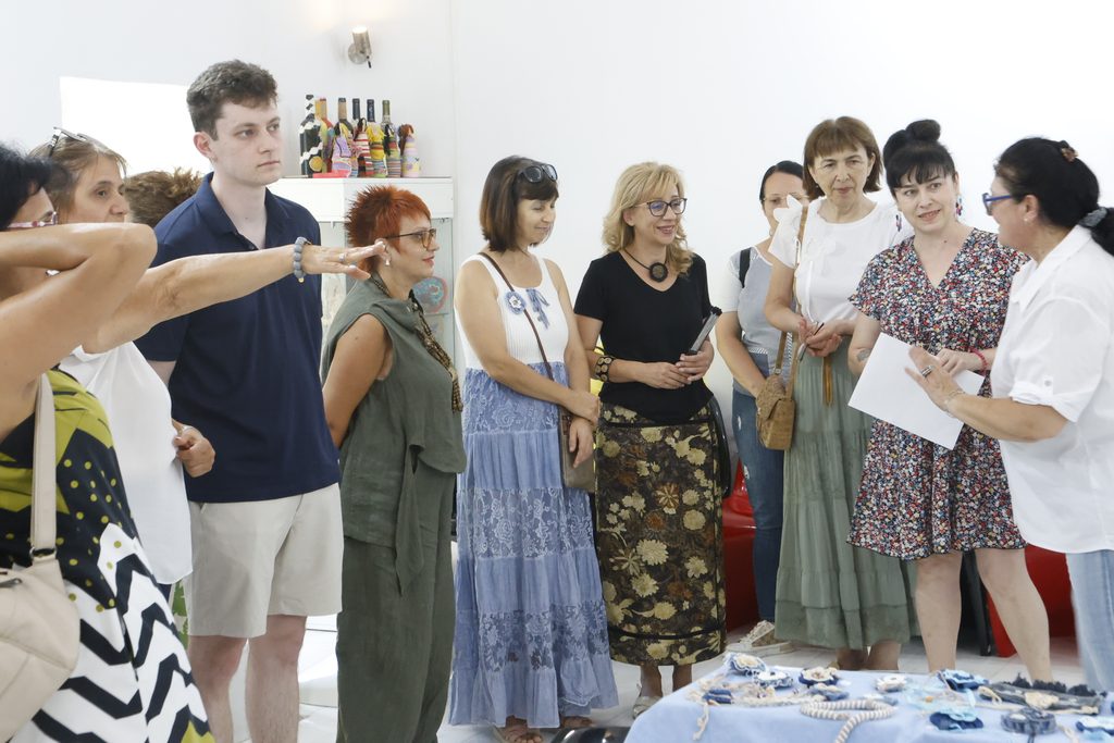 Nishkite koito svarzvat otkrita art galeriyata 1 2026 новините от българия днес – 1 септември, в арт галерията на свиленград, се състоя откриването на изложба – текстилен дизайн... „нишките, които ни свързват“ бе открита в арт галерията на свиленград 2026 българия новините balgarianovinite. Com 2026-09-01 18:52:17 „нишките, които ни свързват“ бе открита в арт галерията на свиленград 2026 информационна агенция за разследваща журналистика и разследващ репортаж бургас, българия