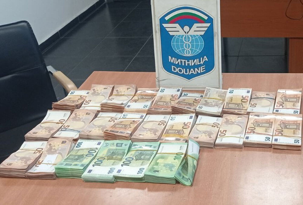 Пътник опита да премине границата с 3 000 долара в обувките си 2026