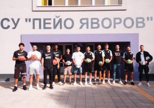 Представители на локо пловдив посрещнаха първия учебен ден с първокласници 2026