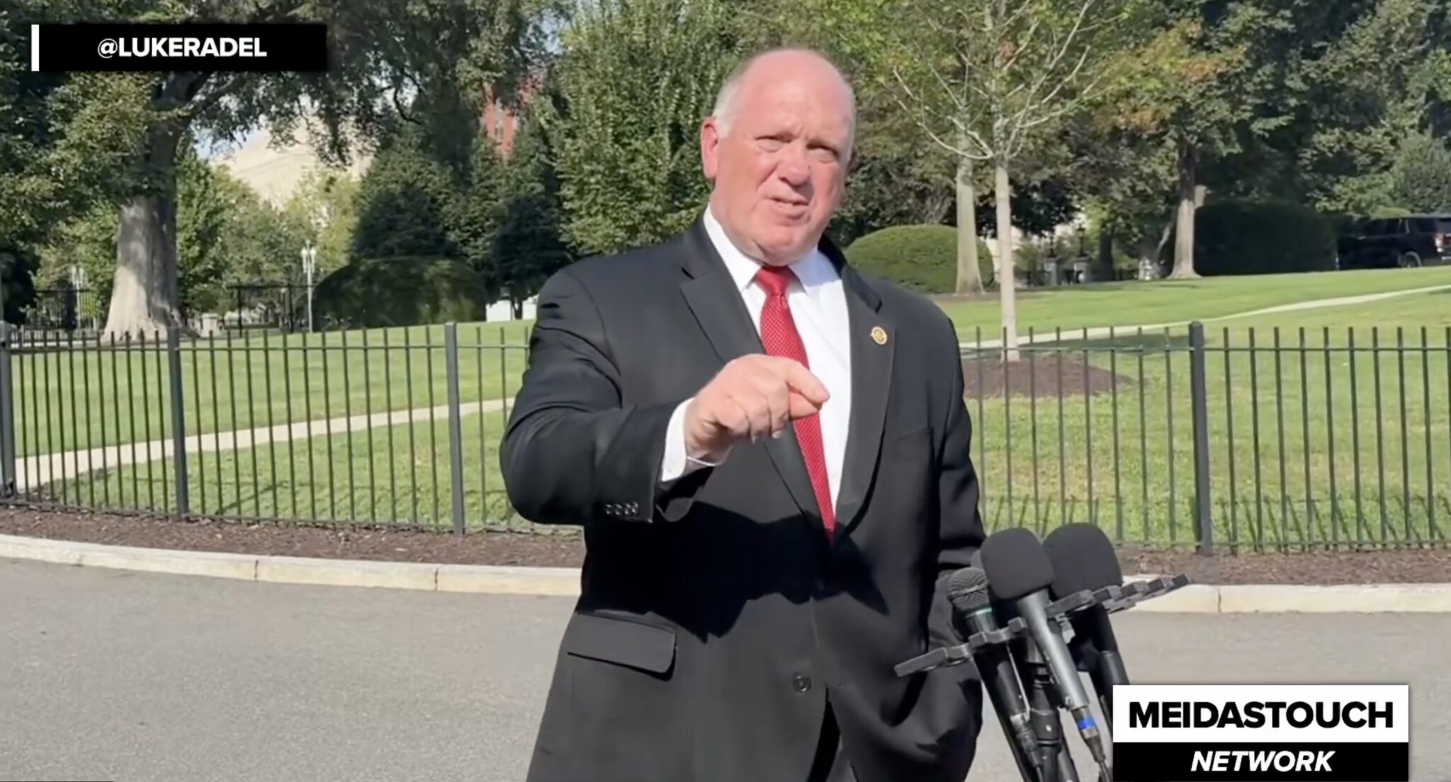 Reporter Grills Tom Homan for Three Minutes Over ICE Arrest at School Bus Stop 2026