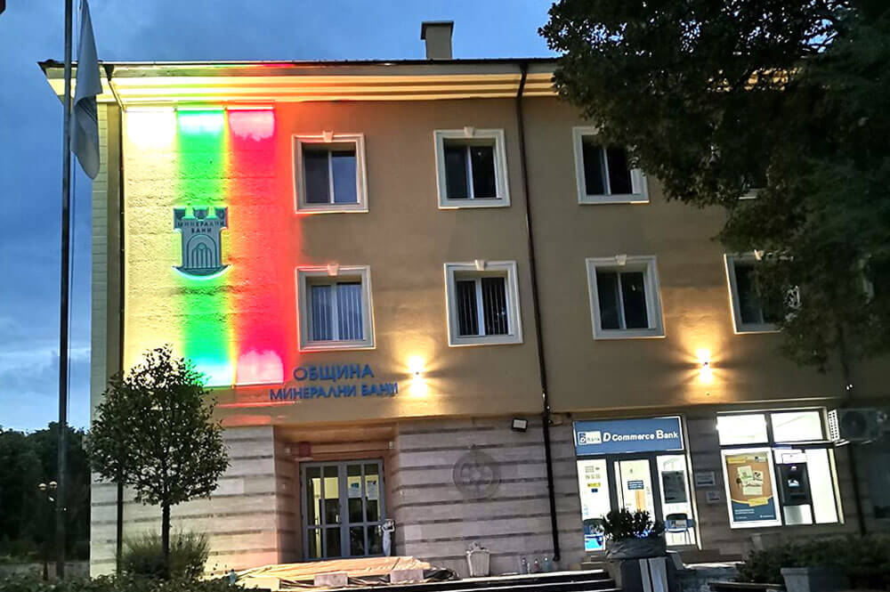 Снимка на деня: Трибагреник в светлина 2026