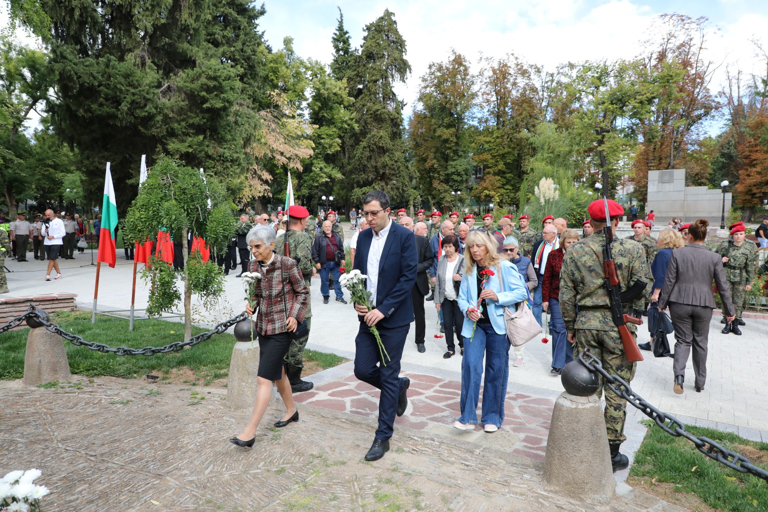 Стара загора stara zagora otbelyaza tarzhestveno 118 godini 2 2026 новините от българия с военни почести, венци и цветя старозагорци отдадоха признателност към държавниците и поколенията българи,... Стара загора отбеляза тържествено 118 години от независимостта на българия 2026 българия новините balgarianovinite. Com 2026-09-22 17:37:56 стара загора стара загора отбеляза тържествено 118 години от независимостта на българия 2026 информационна агенция за разследваща журналистика и разследващ репортаж бургас, българия