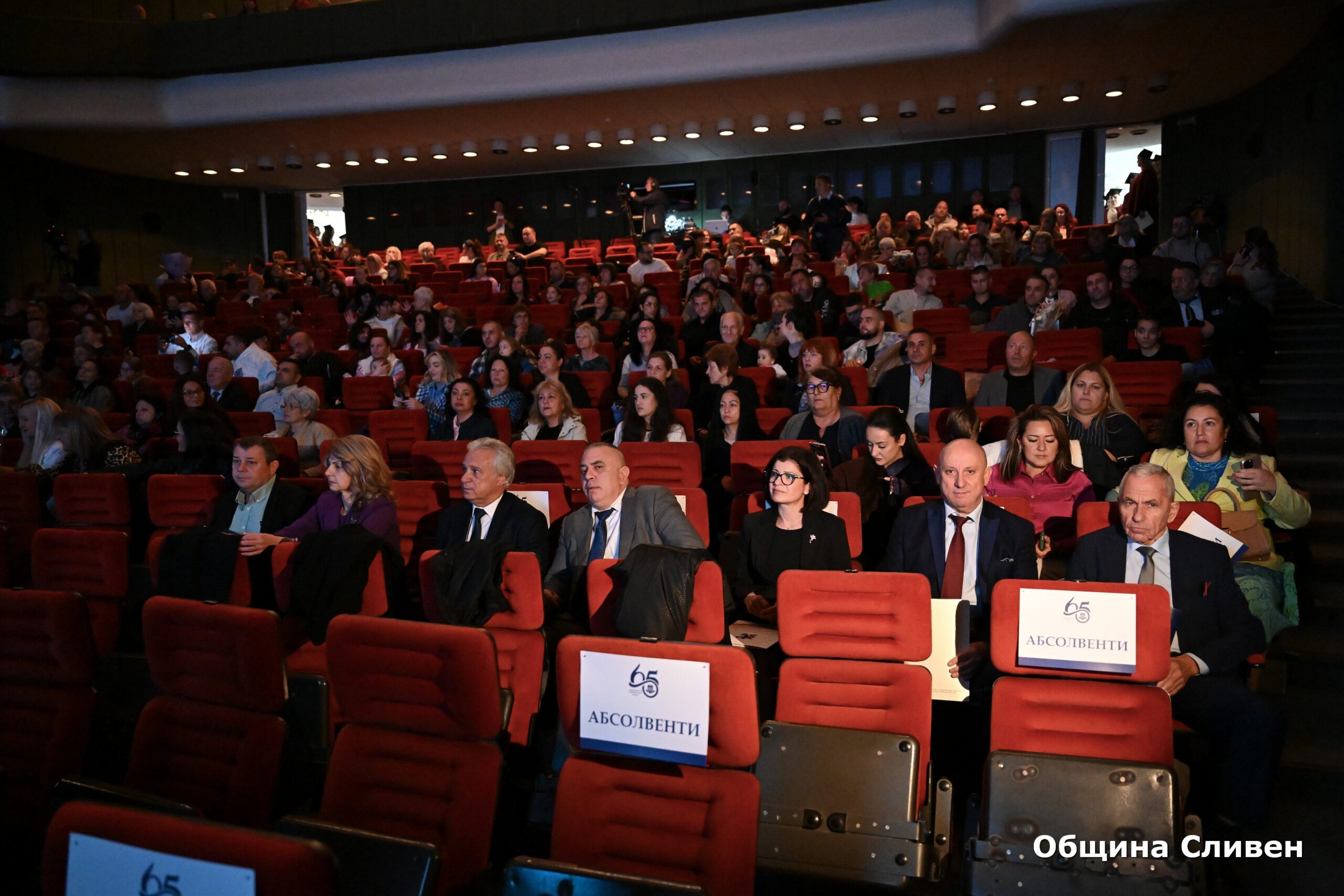 35 абсолвенти на филиал сливен към медицински университет – варна получиха дипломите си на церемония в драматичен театър 2026 | медицински университет варна 2026 новините от българия - bulgarianovinite. Com Медицински университет варна absolventi filial sliven kam meditsinski unive 10 2026 новините от българия 35 абсолвенти на филиал сливен към медицински университет – варна получиха днес дипломите си за ,,медицинска сестра”... 35 абсолвенти на филиал сливен към медицински университет – варна получиха дипломите си на церемония в драматичен театър 2026 българия новините balgarianovinite. Com 2026-10-23 14:32:05 медицински университет варна 35 абсолвенти на филиал сливен към медицински университет – варна получиха дипломите си на церемония в драматичен театър 2026 информационна агенция за разследваща журналистика и разследващ репортаж бургас, българия