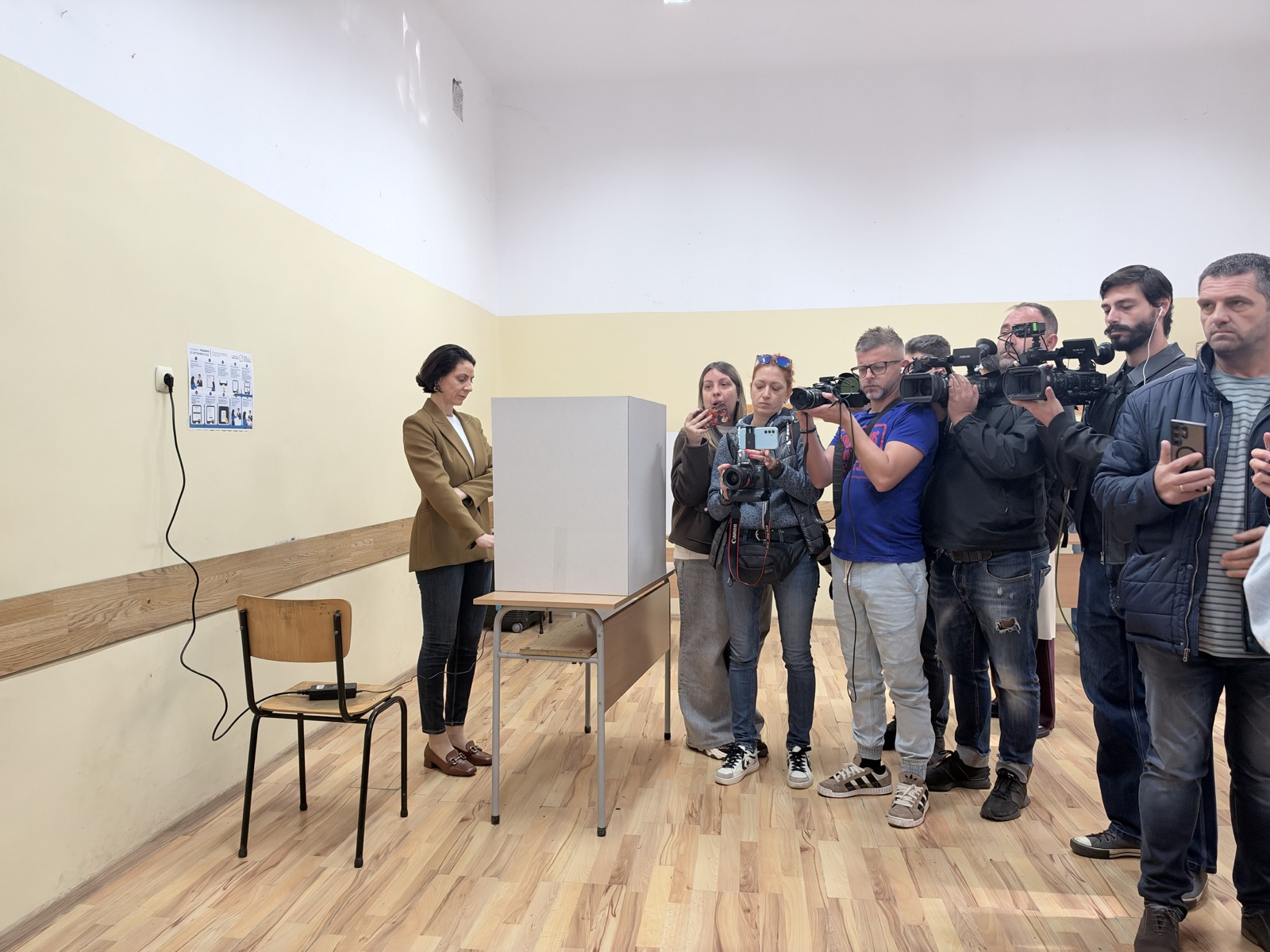 Искаме нашите деца andrey gyurov glasuva blagoevgrad iskame nashi 1 2026 новините от българия кандидатът за президент андрей гюров упражни правото си на глас тази сутрин в благоевград. Той гласува в 10:00 часа... Андрей гюров гласува в благоевград: не искаме нашите деца да живеят в страха, зависимостите и бедността на миналото, в което някои хора искат да ни върнат 2026 българия новините balgarianovinite. Com 2026-10-25 09:28:12 искаме нашите деца андрей гюров гласува в благоевград: не искаме нашите деца да живеят в страха, зависимостите и бедността на миналото, в което някои хора искат да ни върнат 2026 информационна агенция за разследваща журналистика и разследващ репортаж бургас, българия