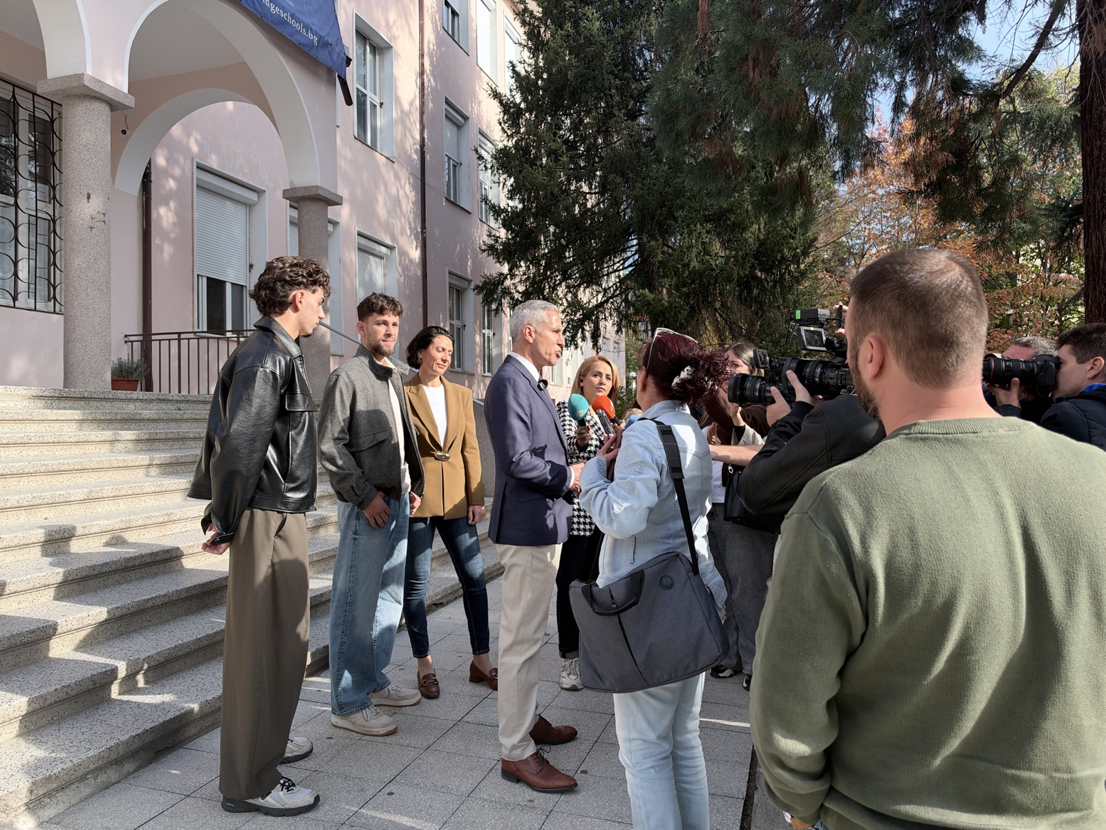 Искаме нашите деца andrey gyurov glasuva blagoevgrad iskame nashi 4 2026 новините от българия кандидатът за президент андрей гюров упражни правото си на глас тази сутрин в благоевград. Той гласува в 10:00 часа... Андрей гюров гласува в благоевград: не искаме нашите деца да живеят в страха, зависимостите и бедността на миналото, в което някои хора искат да ни върнат 2026 българия новините balgarianovinite. Com 2026-10-25 09:28:12 искаме нашите деца андрей гюров гласува в благоевград: не искаме нашите деца да живеят в страха, зависимостите и бедността на миналото, в което някои хора искат да ни върнат 2026 информационна агенция за разследваща журналистика и разследващ репортаж бургас, българия