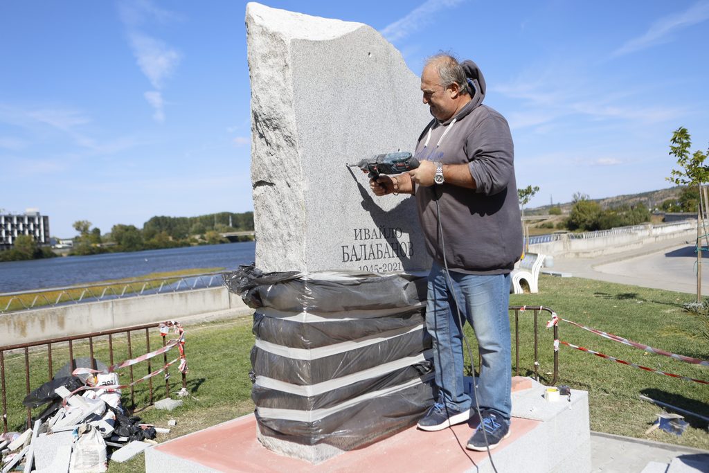 Утре от часа barelefat ivaylo balabanov gotov otkrivaneto u 1 2026 новините от българия днес, в свиленград, бе завършен барелефът на поета ивайло балабанов. Скулпторът тамир халил залепи бронзовия лик... Барелефът на ивайло балабанов е готов, откриването е утре от 11:00 часа /видео, снимки/ 2026 българия новините balgarianovinite. Com 2026-10-02 10:41:00 утре от часа барелефът на ивайло балабанов е готов, откриването е утре от 11:00 часа /видео, снимки/ 2026 информационна агенция за разследваща журналистика и разследващ репортаж бургас, българия