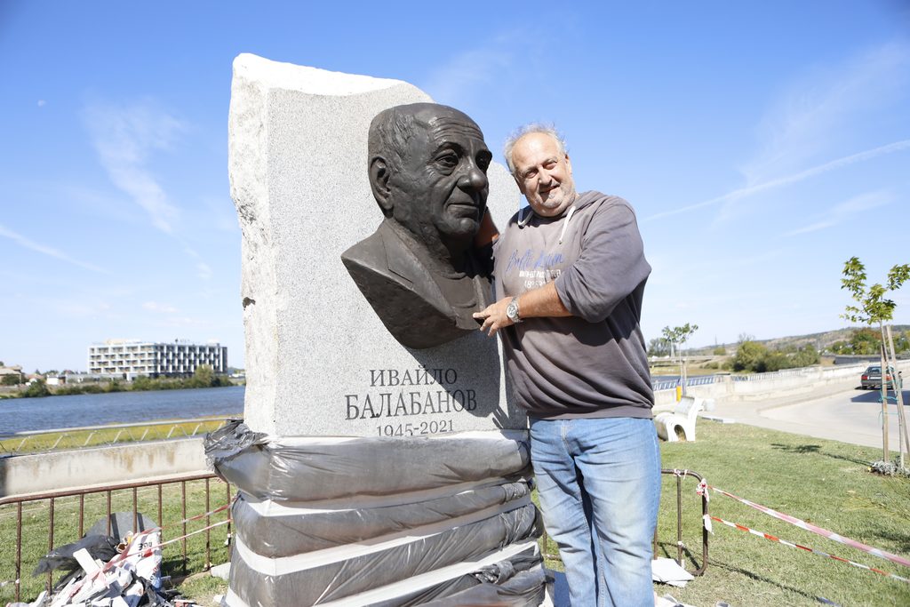 Утре от часа barelefat ivaylo balabanov gotov otkrivaneto u 18 2026 новините от българия днес, в свиленград, бе завършен барелефът на поета ивайло балабанов. Скулпторът тамир халил залепи бронзовия лик... Барелефът на ивайло балабанов е готов, откриването е утре от 11:00 часа /видео, снимки/ 2026 българия новините balgarianovinite. Com 2026-10-02 11:13:00 утре от часа барелефът на ивайло балабанов е готов, откриването е утре от 11:00 часа /видео, снимки/ 2026 информационна агенция за разследваща журналистика и разследващ репортаж бургас, българия