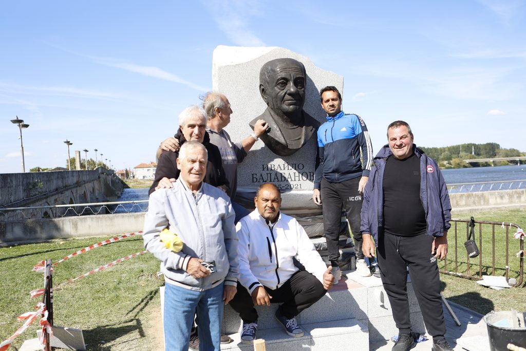 Утре от часа barelefat ivaylo balabanov gotov otkrivaneto u 5 2026 новините от българия днес, в свиленград, бе завършен барелефът на поета ивайло балабанов. Скулпторът тамир халил залепи бронзовия лик... Барелефът на ивайло балабанов е готов, откриването е утре от 11:00 часа /видео, снимки/ 2026 българия новините balgarianovinite. Com 2026-10-02 10:41:00 утре от часа барелефът на ивайло балабанов е готов, откриването е утре от 11:00 часа /видео, снимки/ 2026 информационна агенция за разследваща журналистика и разследващ репортаж бургас, българия