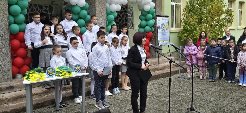 Полицейско управление detsko politseysko upravlenie peshtera otkrito 2 2026 новините от българия инициативата ще запознава децата с правила на безопасност, обществен ред и сигурност кметът на пещера йордан... Детско полицейско управление в пещера бе открито в оу“св. Патриарх евтимий“ 2026 българия новините balgarianovinite. Com 2026-10-23 12:03:00 полицейско управление детско полицейско управление в пещера бе открито в оу“св. Патриарх евтимий“ 2026 информационна агенция за разследваща журналистика и разследващ репортаж бургас, българия