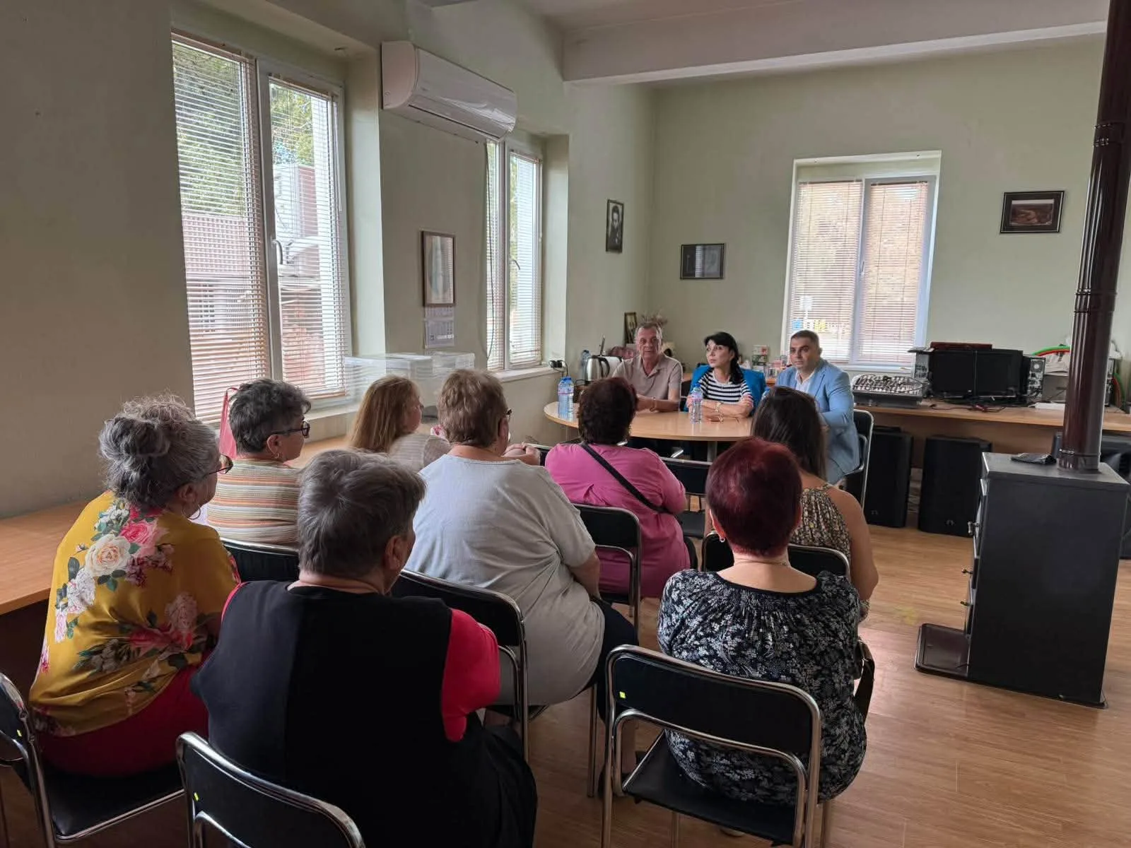 Днес народните представители от ПП „Прогресивна България“ в 19-и МИР – Русе Симеон Иванов, арх. Живка Бучуковска и инж. Красимир Иванов проведоха подвижна приемна с жители на общините Борово и Две могили 2026