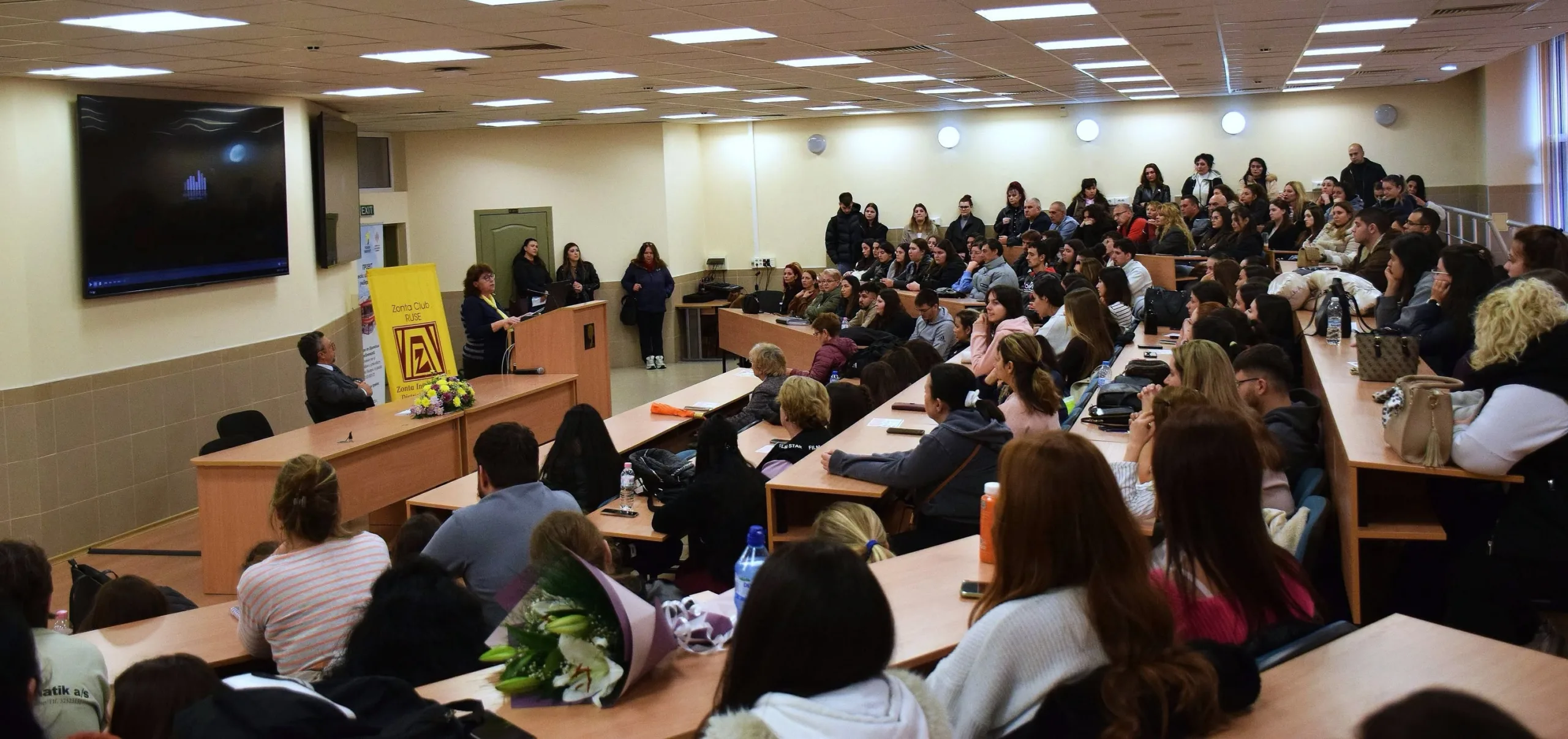 Днес в Русенския университет пред студенти и преподаватели беше представен документалният филм „Цвете в бурята“ 2026