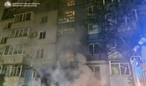 Двама ранени при удари на руски дронове в Днипро, горяха складове 2026