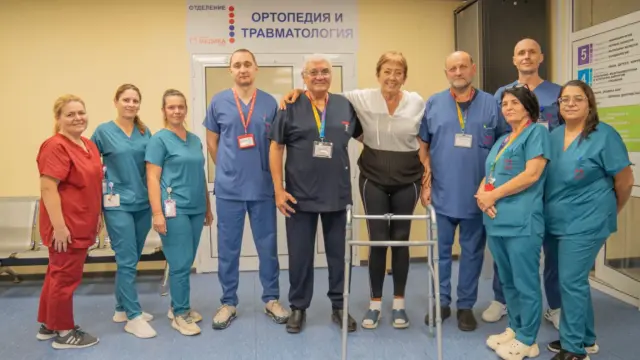 Една операция вместо две: пациентка на 69 години се възстановява бързо след двустранно ендопротезиране в Медика Русе 2026