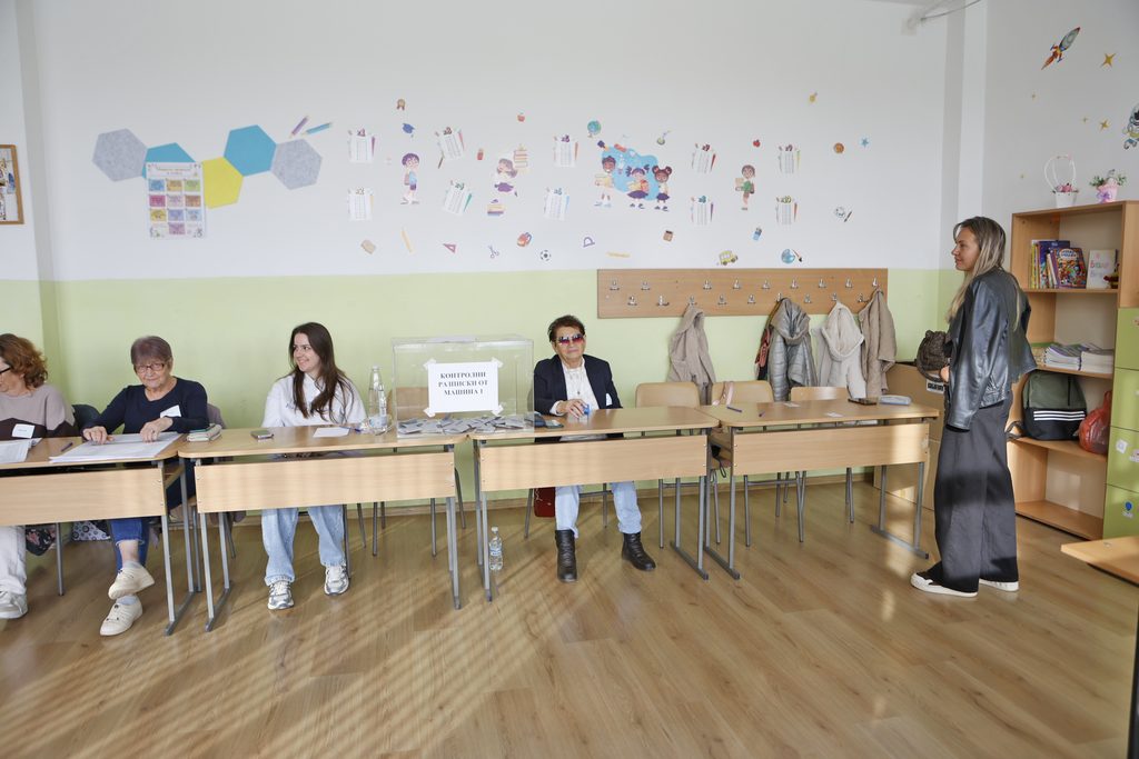 Активност в област izbiratelnata aktivnost oblast haskovo kam cha 4 2026 новините от българия 5,84% е избирателната активност в област хасково към 11:00 часа. От общо 225 051 избиратели, имащи право на... 5,84% е избирателната активност в област хасково към 11:00 часа 2026 българия новините balgarianovinite. Com 2026-10-25 12:00:49 активност в област 5,84% е избирателната активност в област хасково към 11:00 часа 2026 информационна агенция за разследваща журналистика и разследващ репортаж бургас, българия