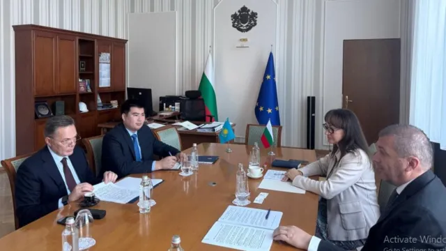 Министърът на транспорта ministarat transporta sreshtna poslanika kazah 1 2026 новините от българия посланикът на казахстан виктор темирбаев проведе среща с министъра на транспорта и съобщенията на българия георги... Министърът на транспорта се срещна с посланика на казахстан в българия 2026 българия новините balgarianovinite. Com 2026-10-19 20:16:53 министърът на транспорта министърът на транспорта се срещна с посланика на казахстан в българия 2026 информационна агенция за разследваща журналистика и разследващ репортаж бургас, българия