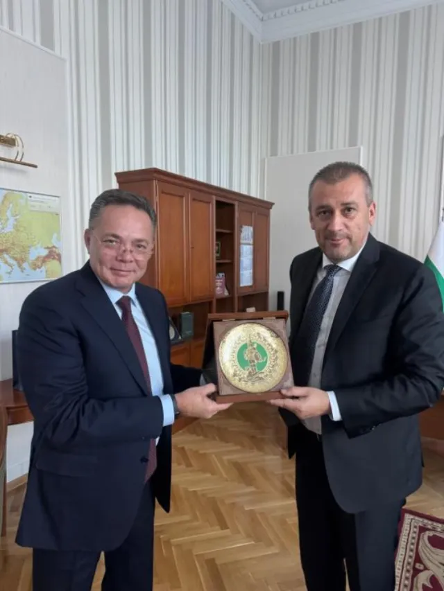 Министърът на транспорта ministarat transporta sreshtna poslanika kazah 2 2026 новините от българия посланикът на казахстан виктор темирбаев проведе среща с министъра на транспорта и съобщенията на българия георги... Министърът на транспорта се срещна с посланика на казахстан в българия 2026 българия новините balgarianovinite. Com 2026-10-19 20:16:53 министърът на транспорта министърът на транспорта се срещна с посланика на казахстан в българия 2026 информационна агенция за разследваща журналистика и разследващ репортаж бургас, българия