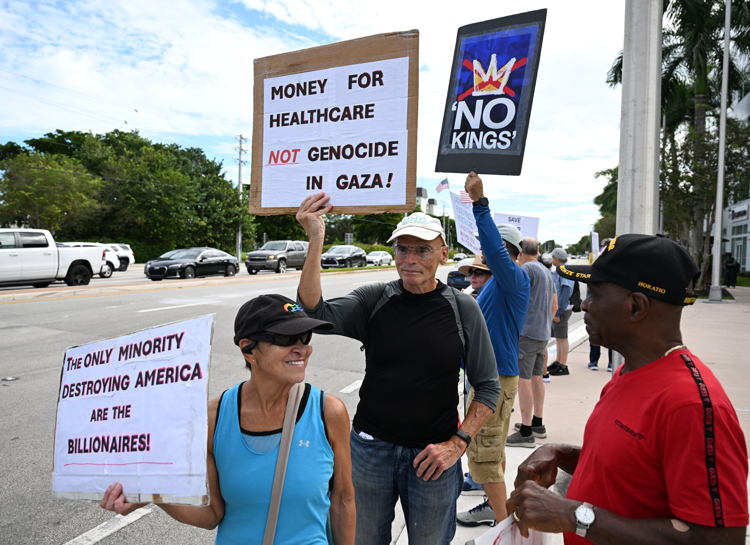 Coral springs fl - october 17: florida residents are seen protesting during no-kings day rally on october 17, 2026 in coral springs, florida. Credit: mpi04/mediapunch /ipx