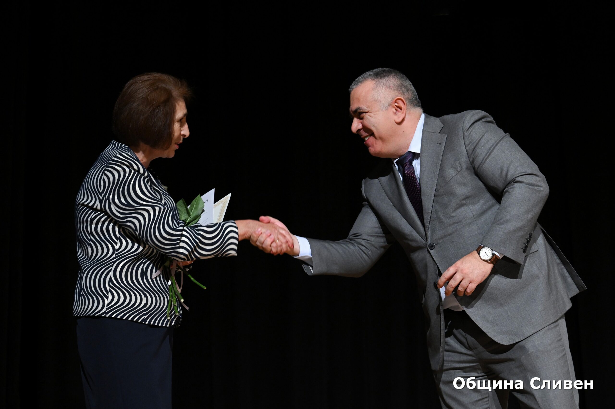 Директор на годината obshtina sliven otlichi pedagozi nagradite uch 1 2026 новините от българия община сливен отдаде почит на хората, които всеки ден изграждат бъдещето на децата – учителите и директорите. За... Община сливен отличи педагози с наградите за учител и директор на годината 2026 българия новините balgarianovinite. Com 2026-10-07 09:25:20 директор на годината община сливен отличи педагози с наградите за учител и директор на годината 2026 информационна агенция за разследваща журналистика и разследващ репортаж бургас, българия