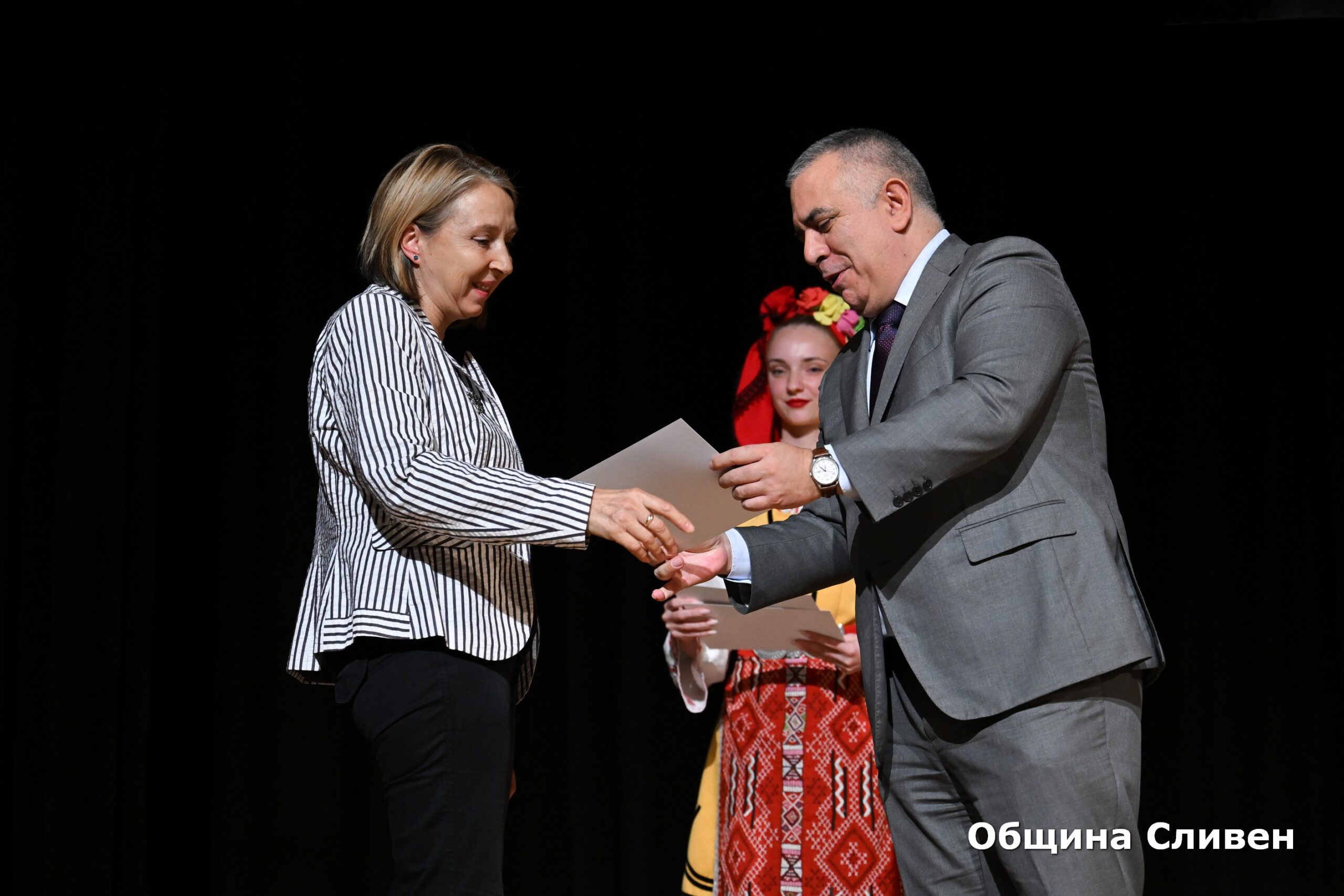 Директор на годината obshtina sliven otlichi pedagozi nagradite uch 10 2026 новините от българия община сливен отдаде почит на хората, които всеки ден изграждат бъдещето на децата – учителите и директорите. За... Община сливен отличи педагози с наградите за учител и директор на годината 2026 българия новините balgarianovinite. Com 2026-10-07 09:25:20 директор на годината община сливен отличи педагози с наградите за учител и директор на годината 2026 информационна агенция за разследваща журналистика и разследващ репортаж бургас, българия