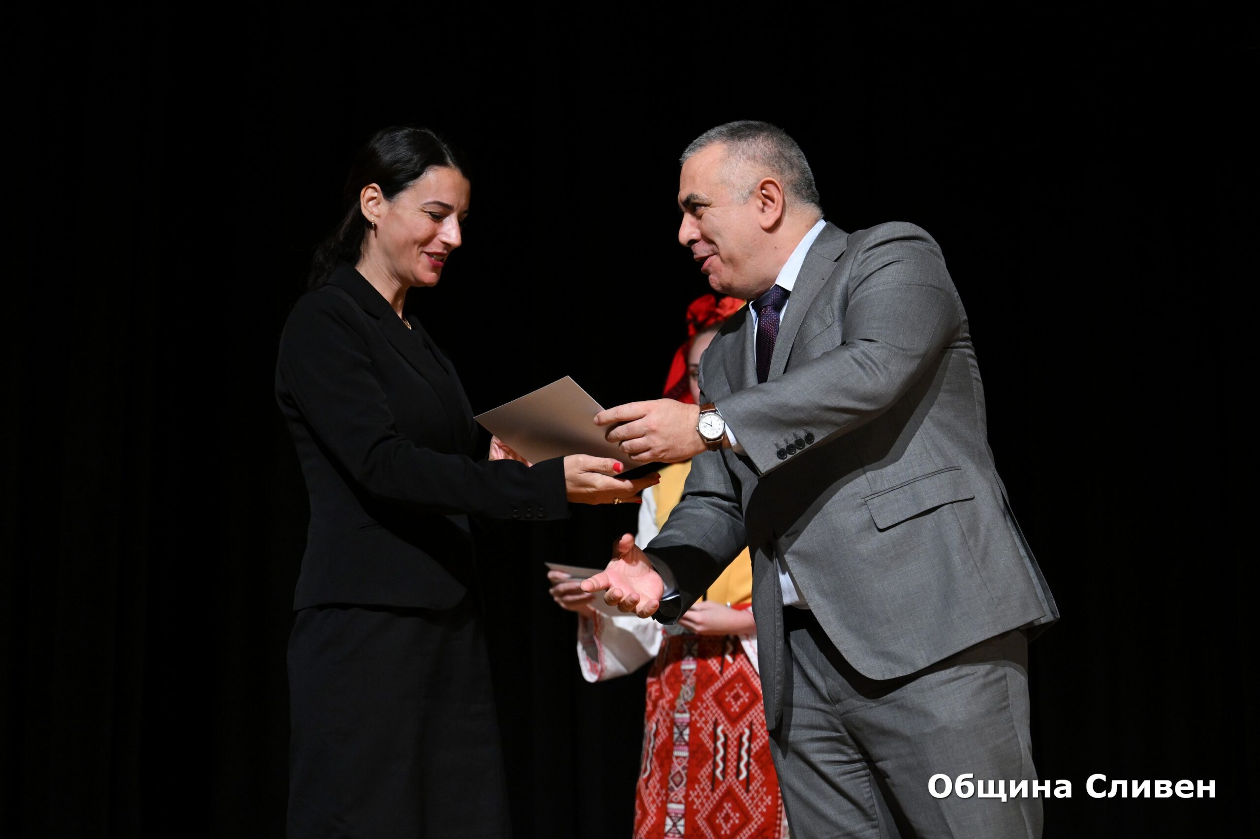 Директор на годината obshtina sliven otlichi pedagozi nagradite uch 13 2026 новините от българия община сливен отдаде почит на хората, които всеки ден изграждат бъдещето на децата – учителите и директорите. За... Община сливен отличи педагози с наградите за учител и директор на годината 2026 българия новините balgarianovinite. Com 2026-10-07 09:25:20 директор на годината община сливен отличи педагози с наградите за учител и директор на годината 2026 информационна агенция за разследваща журналистика и разследващ репортаж бургас, българия