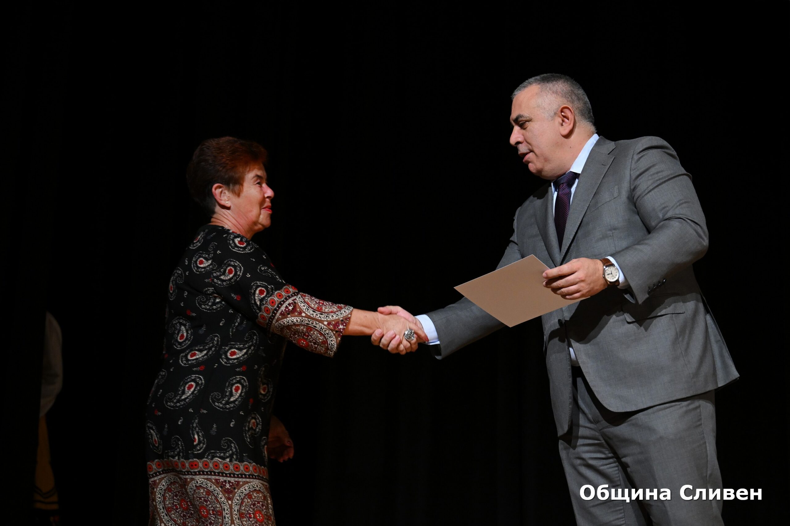Директор на годината obshtina sliven otlichi pedagozi nagradite uch 16 2026 новините от българия община сливен отдаде почит на хората, които всеки ден изграждат бъдещето на децата – учителите и директорите. За... Община сливен отличи педагози с наградите за учител и директор на годината 2026 българия новините balgarianovinite. Com 2026-10-07 09:25:20 директор на годината община сливен отличи педагози с наградите за учител и директор на годината 2026 информационна агенция за разследваща журналистика и разследващ репортаж бургас, българия