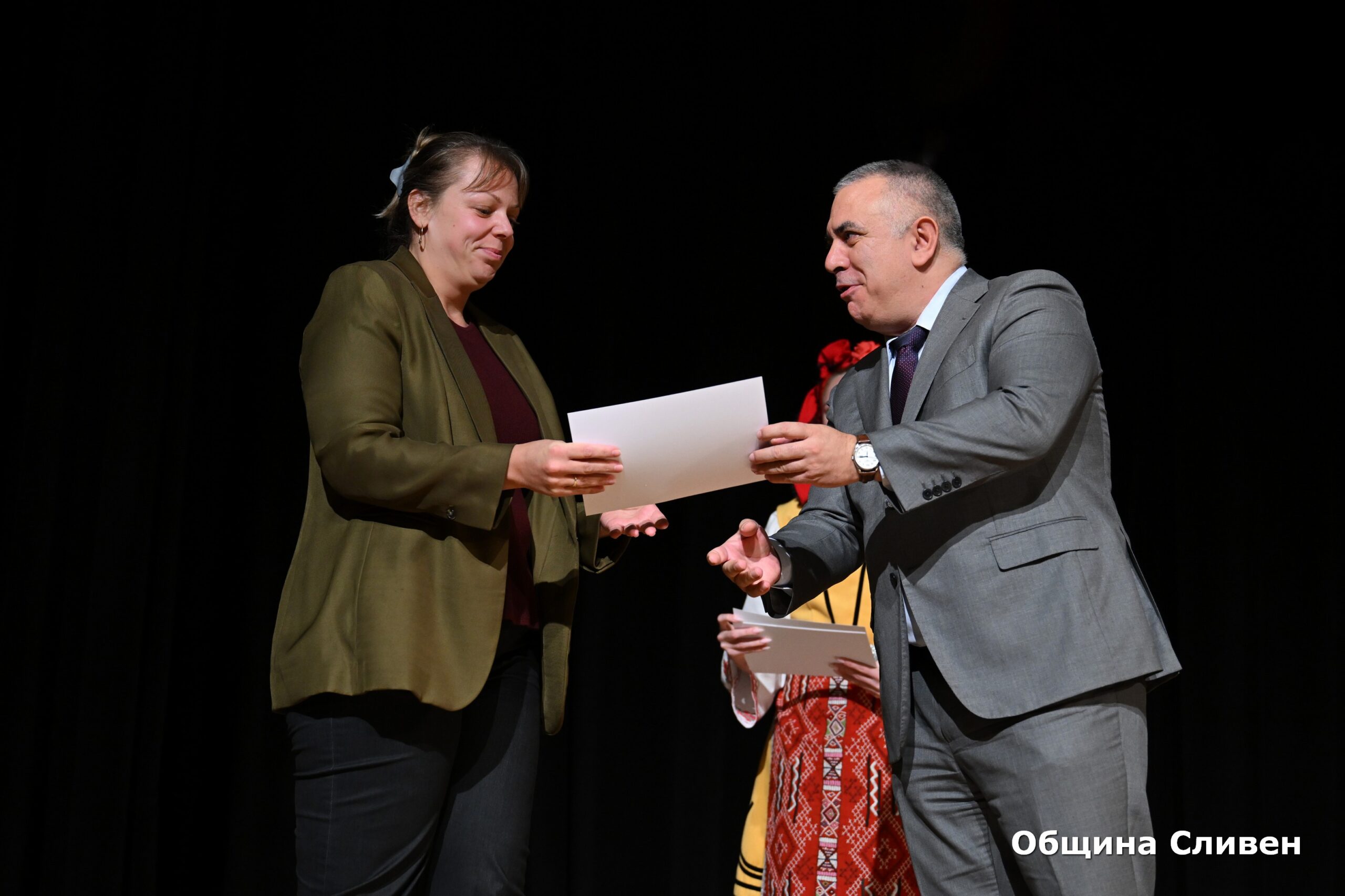 Директор на годината obshtina sliven otlichi pedagozi nagradite uch 20 2026 новините от българия община сливен отдаде почит на хората, които всеки ден изграждат бъдещето на децата – учителите и директорите. За... Община сливен отличи педагози с наградите за учител и директор на годината 2026 българия новините balgarianovinite. Com 2026-10-07 09:25:20 директор на годината община сливен отличи педагози с наградите за учител и директор на годината 2026 информационна агенция за разследваща журналистика и разследващ репортаж бургас, българия