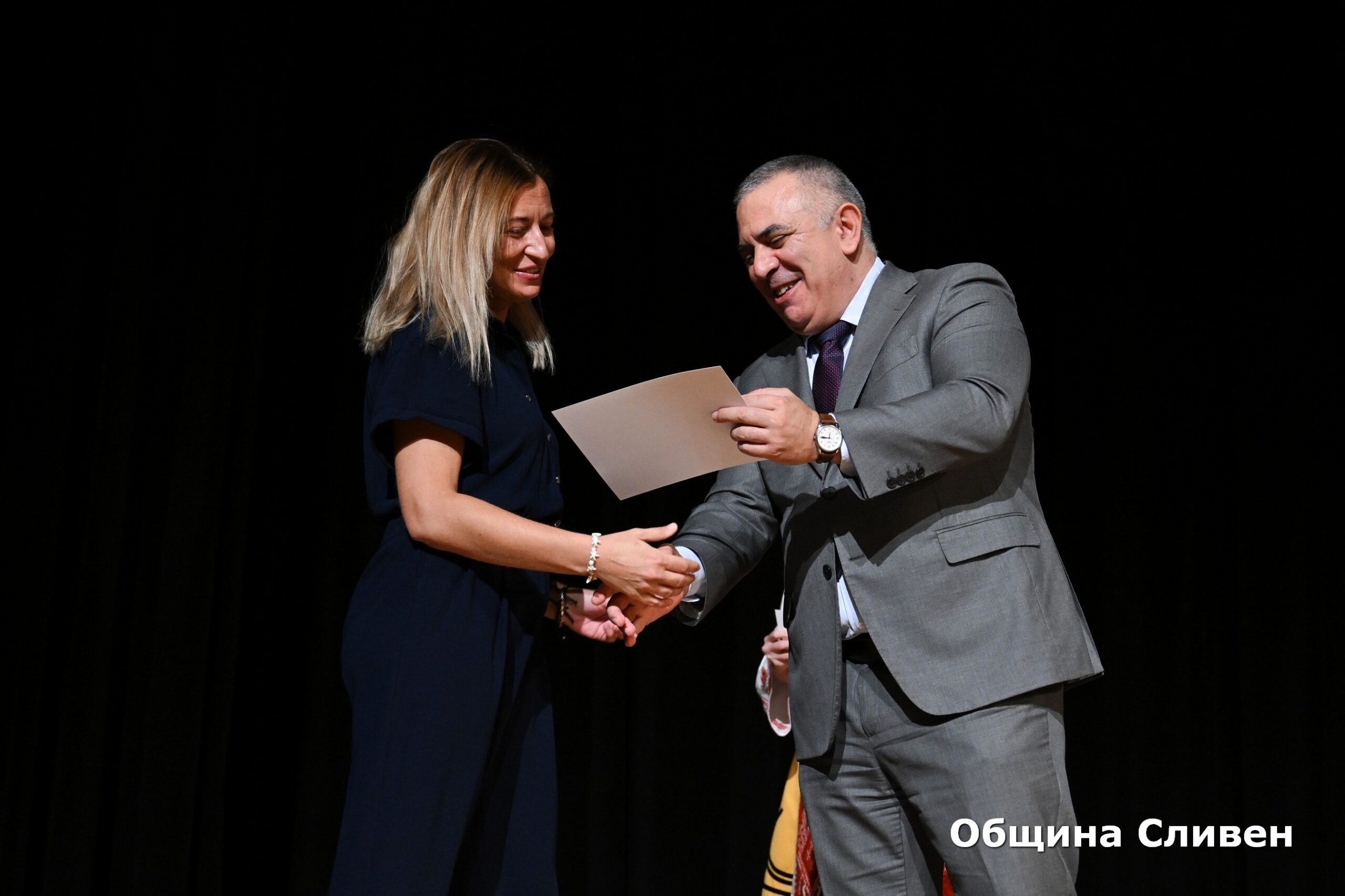 Директор на годината obshtina sliven otlichi pedagozi nagradite uch 21 2026 новините от българия община сливен отдаде почит на хората, които всеки ден изграждат бъдещето на децата – учителите и директорите. За... Община сливен отличи педагози с наградите за учител и директор на годината 2026 българия новините balgarianovinite. Com 2026-10-07 09:25:20 директор на годината община сливен отличи педагози с наградите за учител и директор на годината 2026 информационна агенция за разследваща журналистика и разследващ репортаж бургас, българия