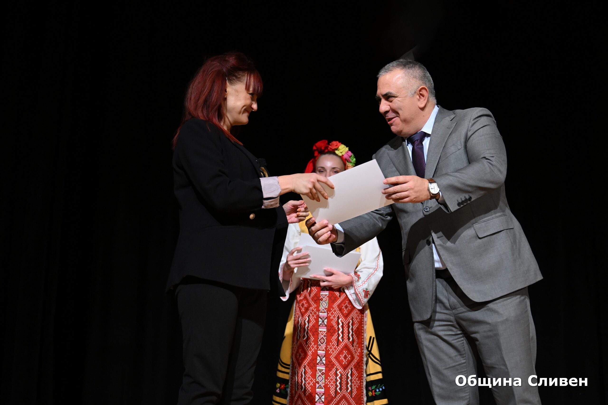 Директор на годината obshtina sliven otlichi pedagozi nagradite uch 22 2026 новините от българия община сливен отдаде почит на хората, които всеки ден изграждат бъдещето на децата – учителите и директорите. За... Община сливен отличи педагози с наградите за учител и директор на годината 2026 българия новините balgarianovinite. Com 2026-10-07 09:25:20 директор на годината община сливен отличи педагози с наградите за учител и директор на годината 2026 информационна агенция за разследваща журналистика и разследващ репортаж бургас, българия
