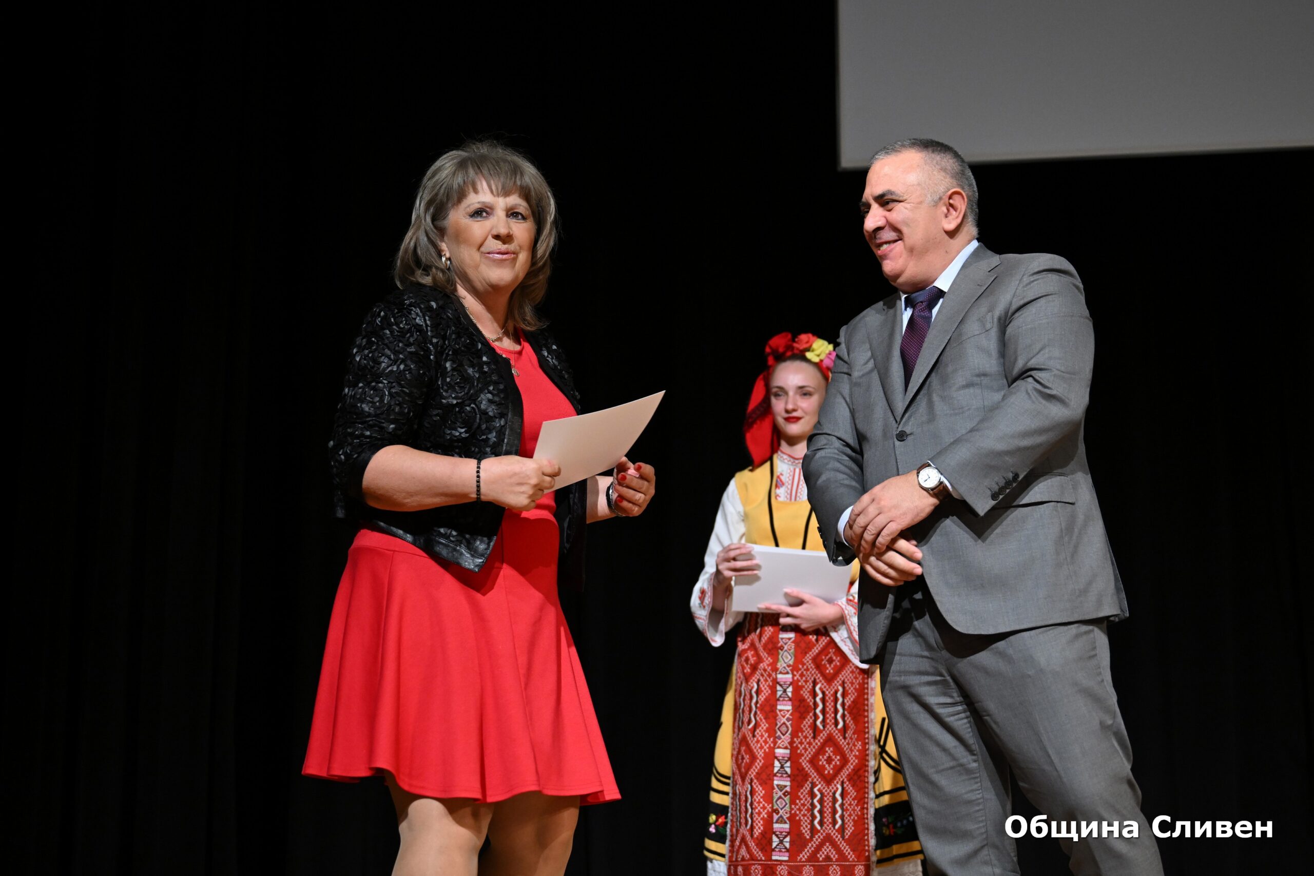 Директор на годината obshtina sliven otlichi pedagozi nagradite uch 23 2026 новините от българия община сливен отдаде почит на хората, които всеки ден изграждат бъдещето на децата – учителите и директорите. За... Община сливен отличи педагози с наградите за учител и директор на годината 2026 българия новините balgarianovinite. Com 2026-10-07 09:25:20 директор на годината община сливен отличи педагози с наградите за учител и директор на годината 2026 информационна агенция за разследваща журналистика и разследващ репортаж бургас, българия