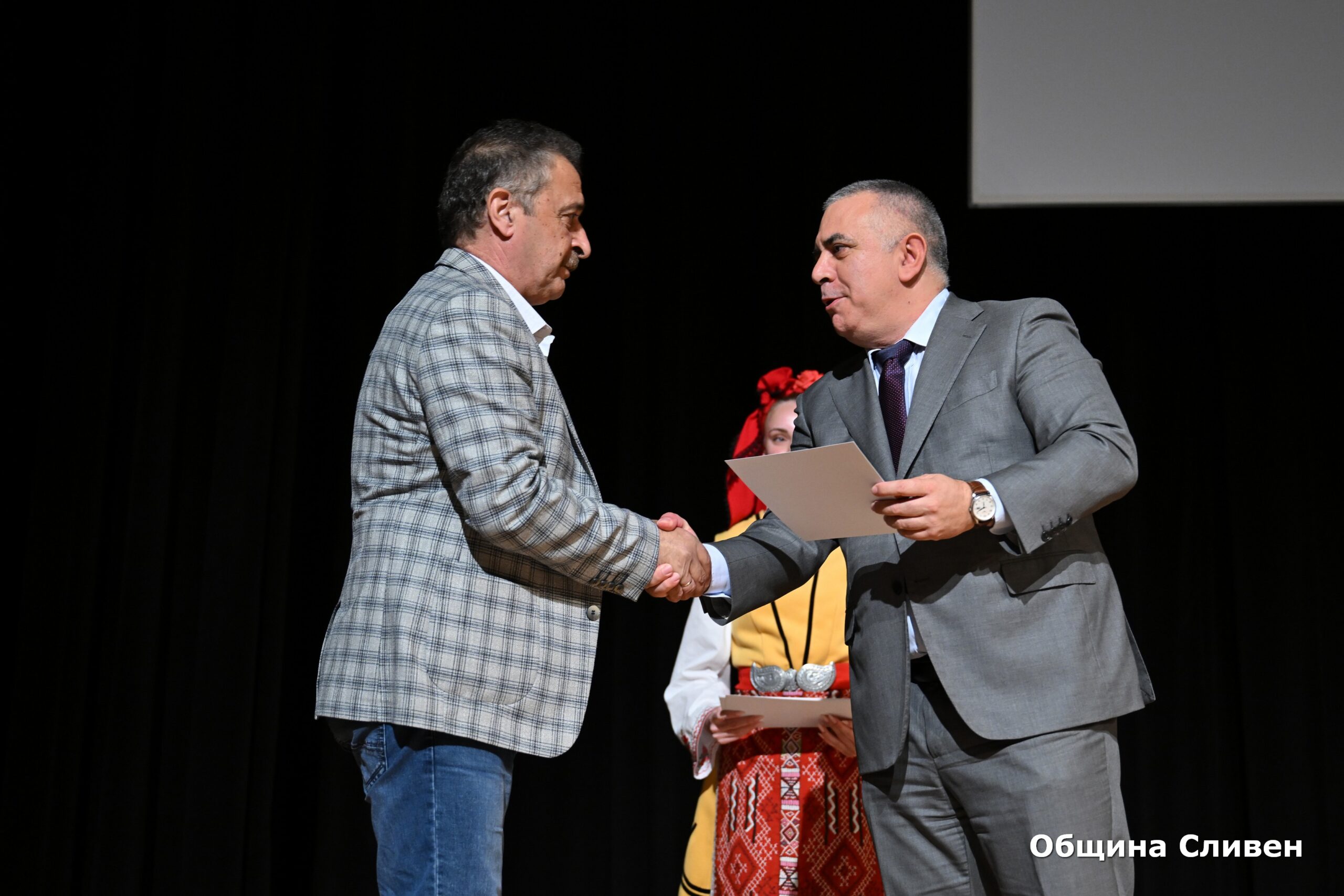 Директор на годината obshtina sliven otlichi pedagozi nagradite uch 26 2026 новините от българия община сливен отдаде почит на хората, които всеки ден изграждат бъдещето на децата – учителите и директорите. За... Община сливен отличи педагози с наградите за учител и директор на годината 2026 българия новините balgarianovinite. Com 2026-10-07 09:25:20 директор на годината община сливен отличи педагози с наградите за учител и директор на годината 2026 информационна агенция за разследваща журналистика и разследващ репортаж бургас, българия