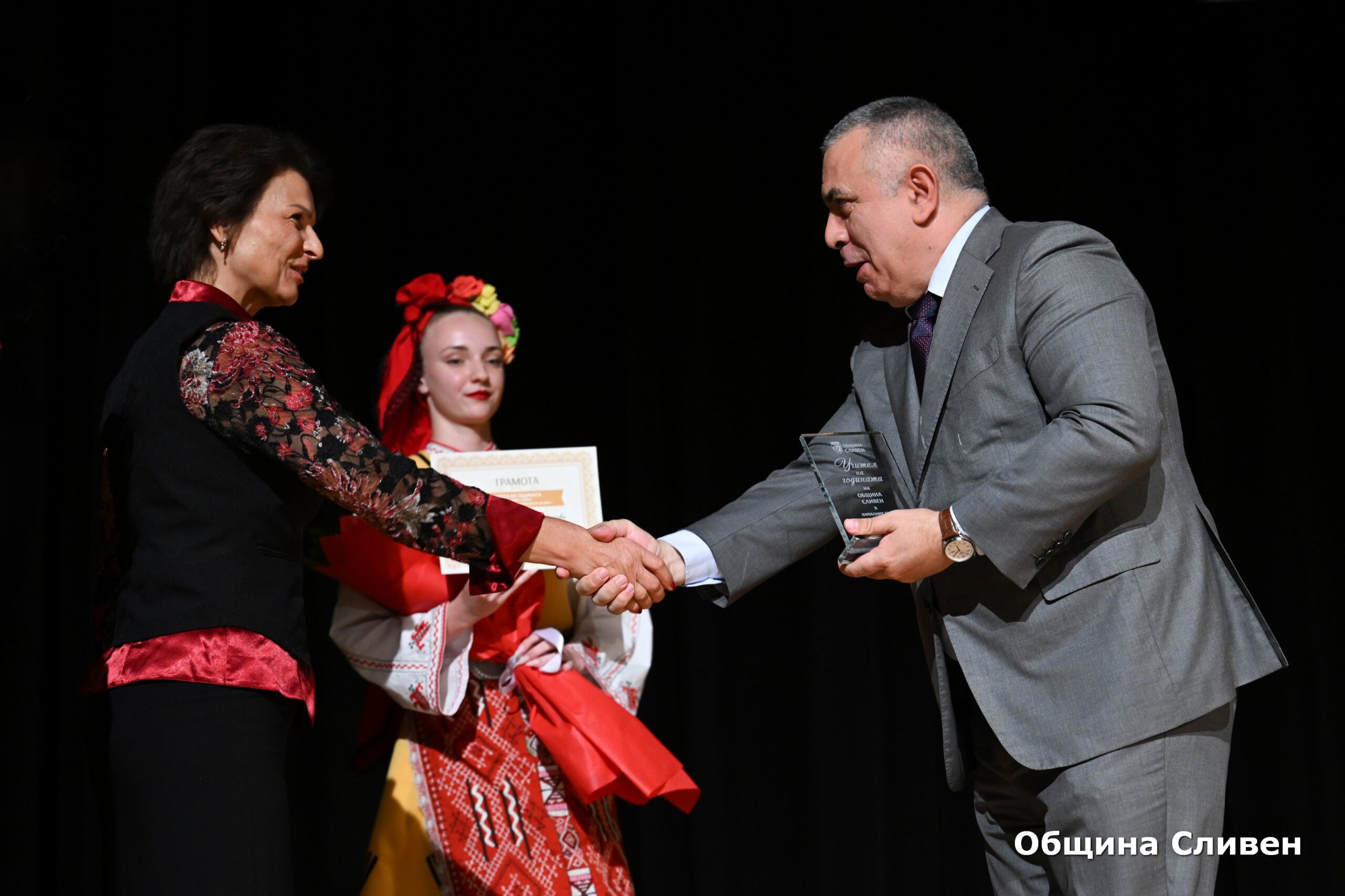 Директор на годината obshtina sliven otlichi pedagozi nagradite uch 27 2026 новините от българия община сливен отдаде почит на хората, които всеки ден изграждат бъдещето на децата – учителите и директорите. За... Община сливен отличи педагози с наградите за учител и директор на годината 2026 българия новините balgarianovinite. Com 2026-10-07 09:25:20 директор на годината община сливен отличи педагози с наградите за учител и директор на годината 2026 информационна агенция за разследваща журналистика и разследващ репортаж бургас, българия
