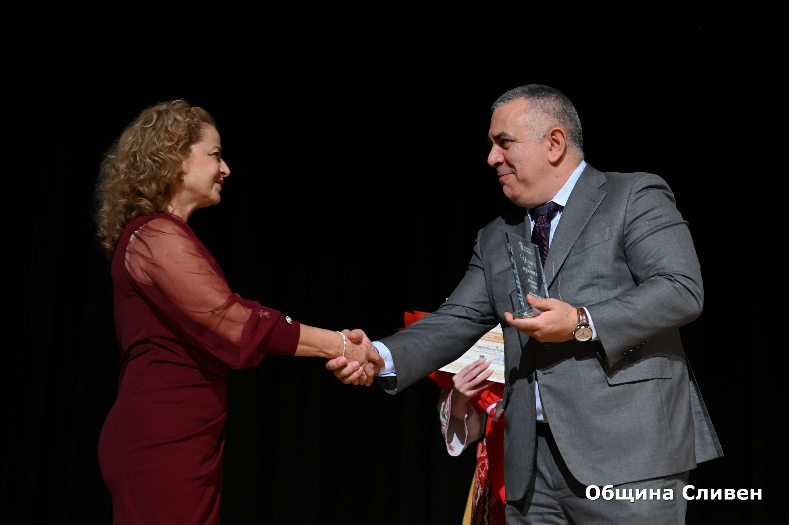 Директор на годината obshtina sliven otlichi pedagozi nagradite uch 28 2026 новините от българия община сливен отдаде почит на хората, които всеки ден изграждат бъдещето на децата – учителите и директорите. За... Община сливен отличи педагози с наградите за учител и директор на годината 2026 българия новините balgarianovinite. Com 2026-10-07 09:25:20 директор на годината община сливен отличи педагози с наградите за учител и директор на годината 2026 информационна агенция за разследваща журналистика и разследващ репортаж бургас, българия