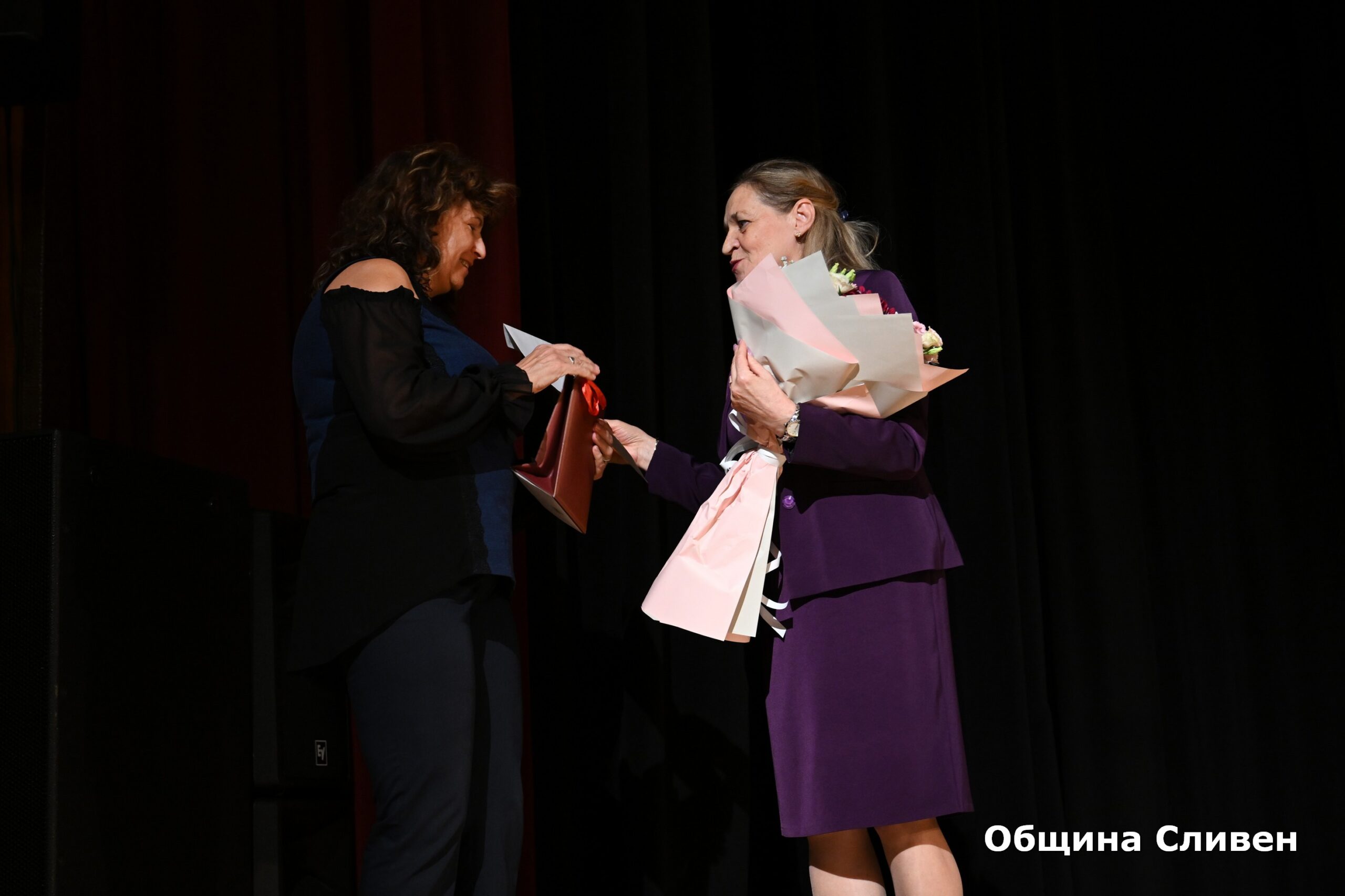 Директор на годината obshtina sliven otlichi pedagozi nagradite uch 3 2026 новините от българия община сливен отдаде почит на хората, които всеки ден изграждат бъдещето на децата – учителите и директорите. За... Община сливен отличи педагози с наградите за учител и директор на годината 2026 българия новините balgarianovinite. Com 2026-10-07 09:25:20 директор на годината община сливен отличи педагози с наградите за учител и директор на годината 2026 информационна агенция за разследваща журналистика и разследващ репортаж бургас, българия